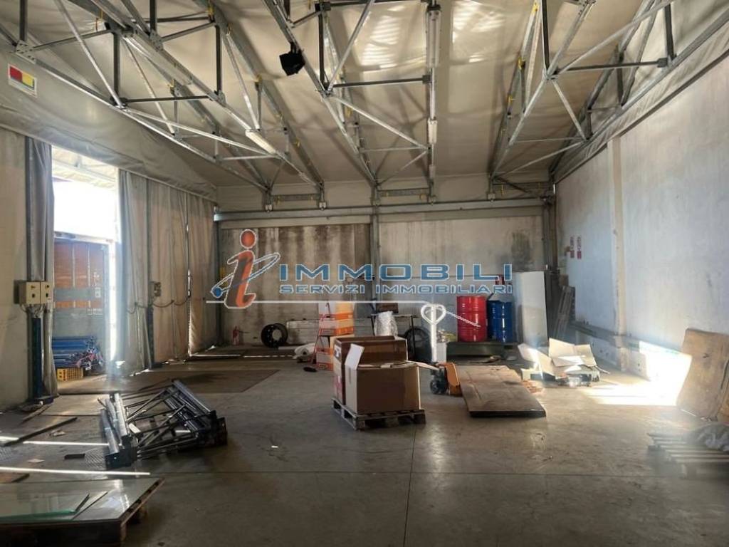 negozio in vendita a San Giuliano Milanese in zona Sesto Ulteriano