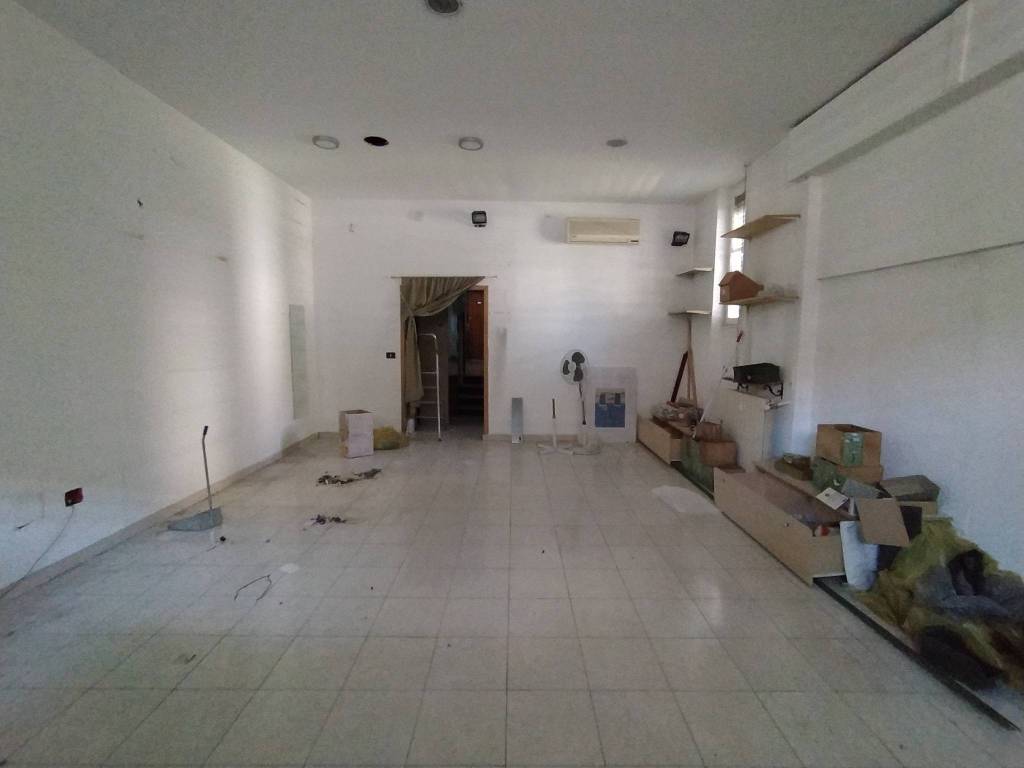 locale commerciale in vendita a San Giuliano Milanese in zona Borgolombardo