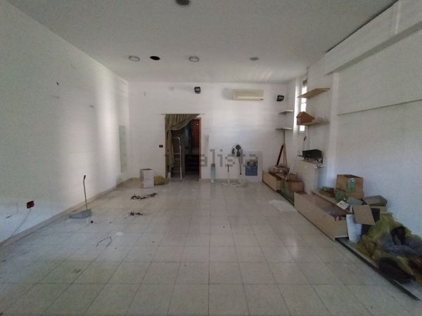 locale commerciale in vendita a San Giuliano Milanese in zona Borgolombardo