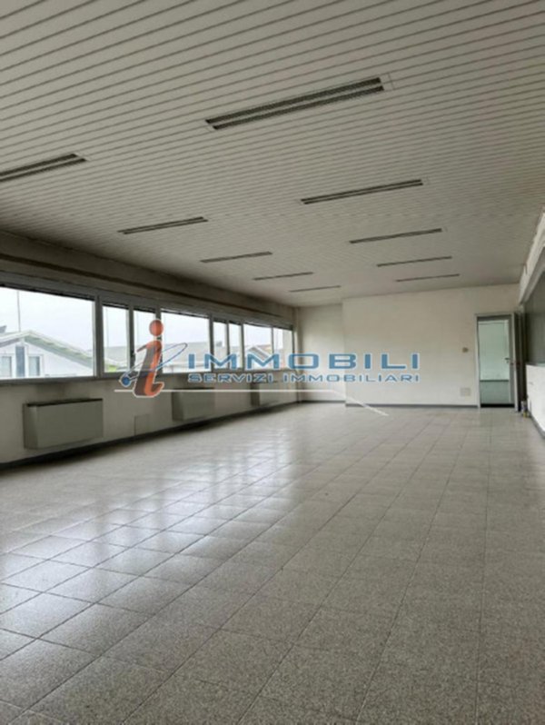 locale commerciale in vendita a San Giuliano Milanese in zona Civesio