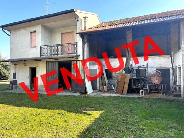 casa indipendente in vendita a Santo Stefano Ticino