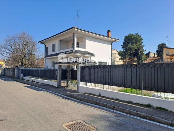 casa indipendente in vendita a Santo Stefano Ticino