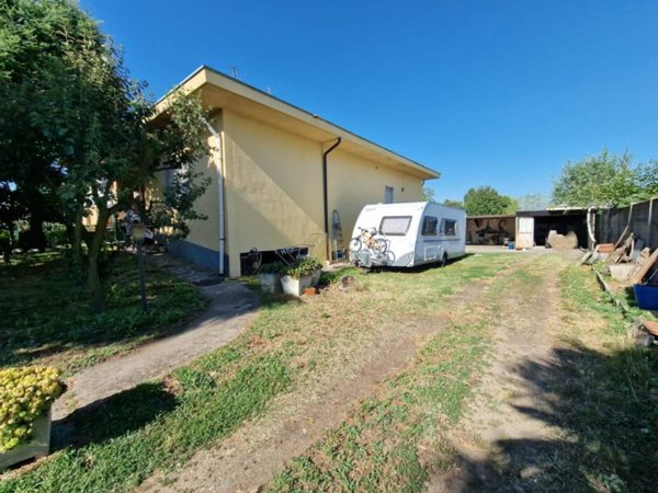 casa indipendente in vendita a Santo Stefano Ticino