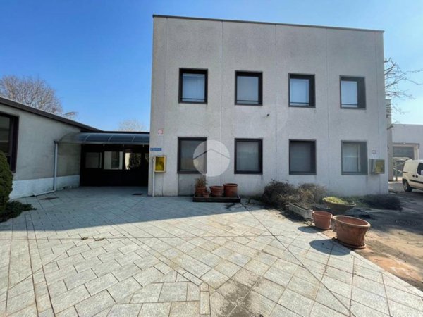 capannone in vendita a Santo Stefano Ticino