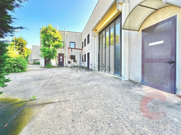 capannone in vendita a Santo Stefano Ticino