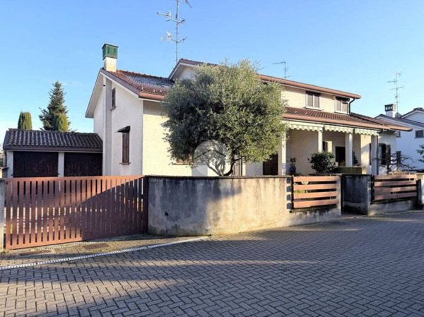 casa indipendente in vendita a Santo Stefano Ticino