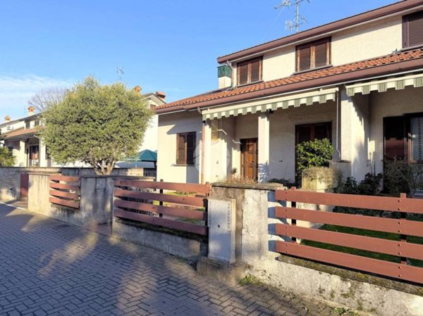 casa indipendente in vendita a Santo Stefano Ticino