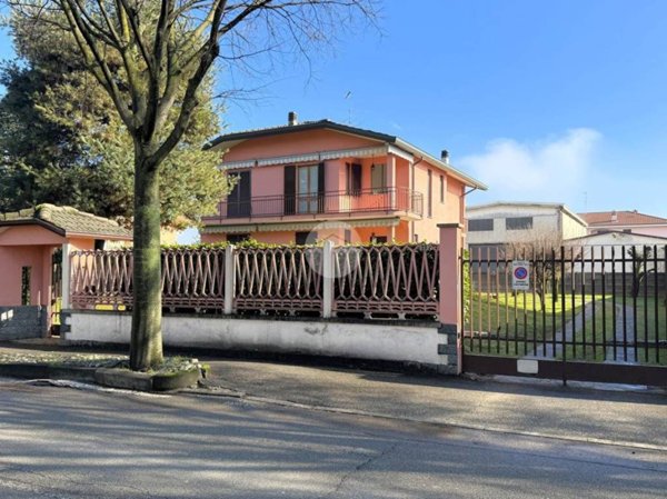 casa indipendente in vendita a Santo Stefano Ticino