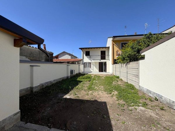 casa indipendente in vendita a Santo Stefano Ticino