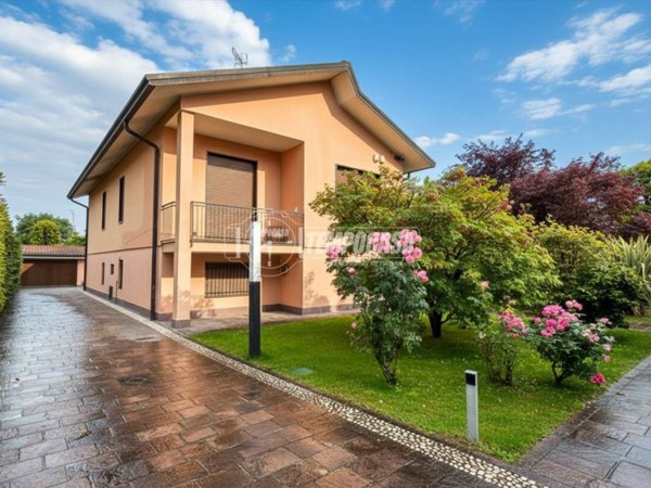 casa indipendente in vendita a Santo Stefano Ticino