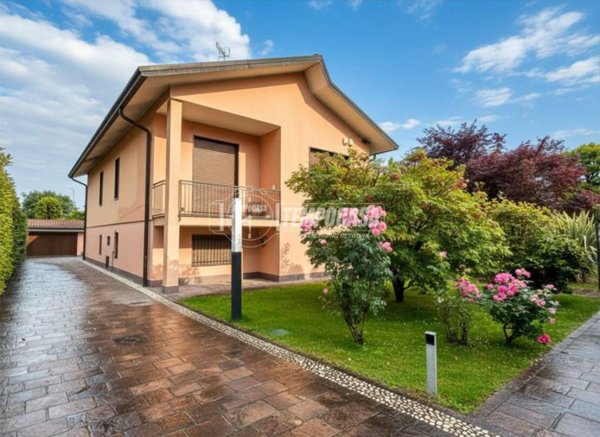 casa indipendente in vendita a Santo Stefano Ticino
