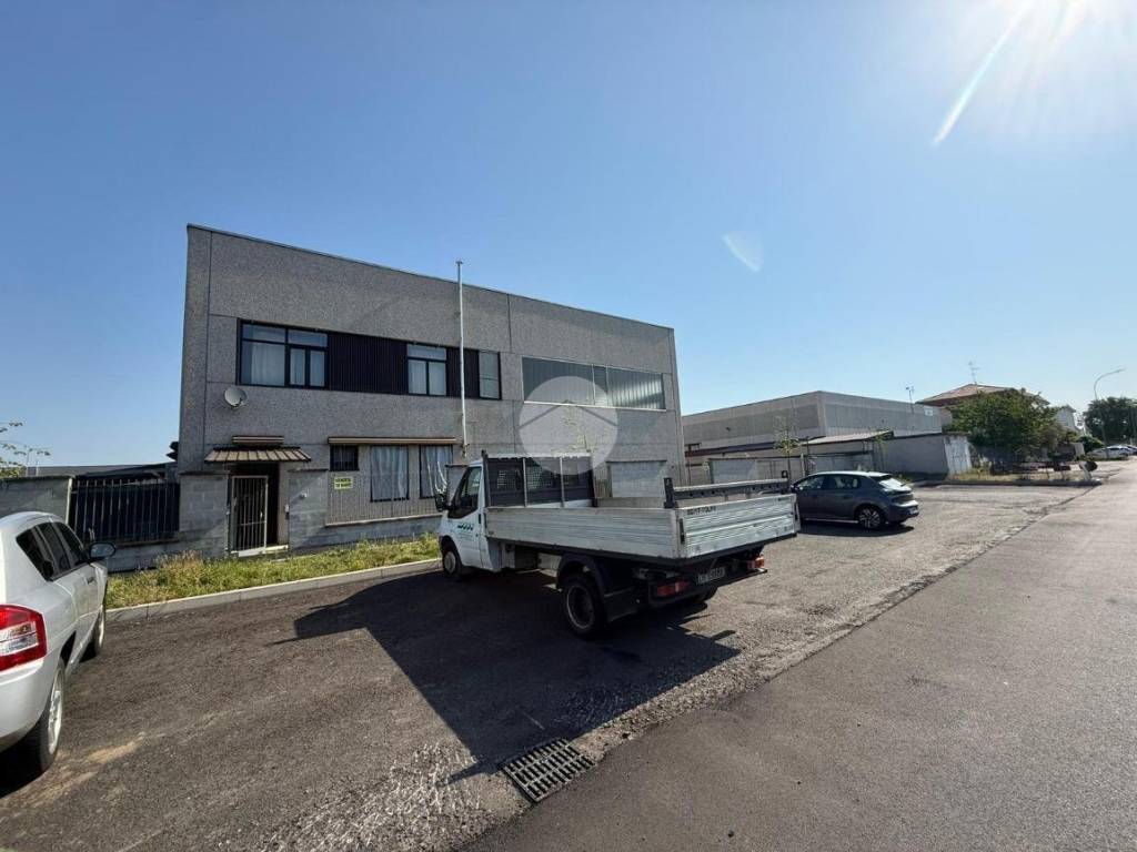 locale commerciale in vendita a Santo Stefano Ticino