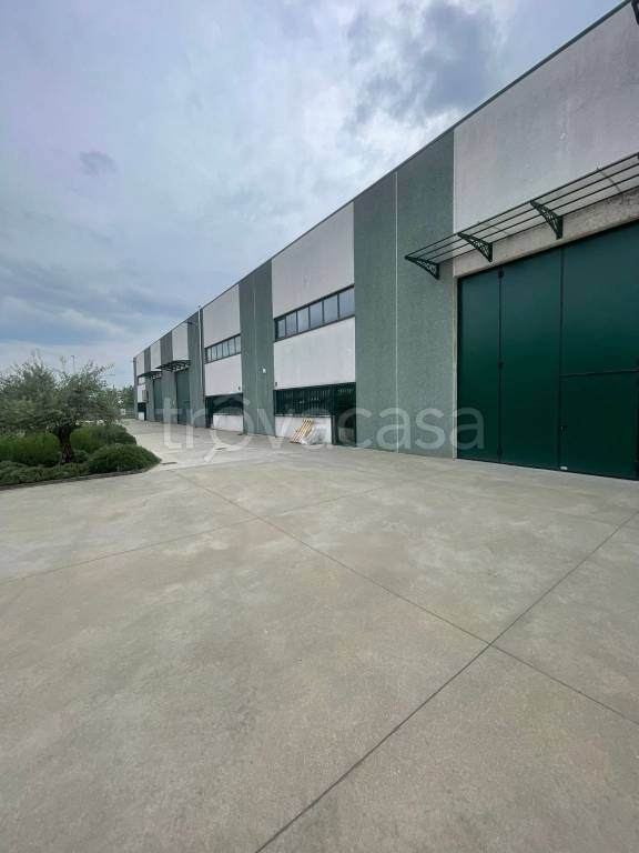 locale commerciale in vendita a San Zenone al Lambro