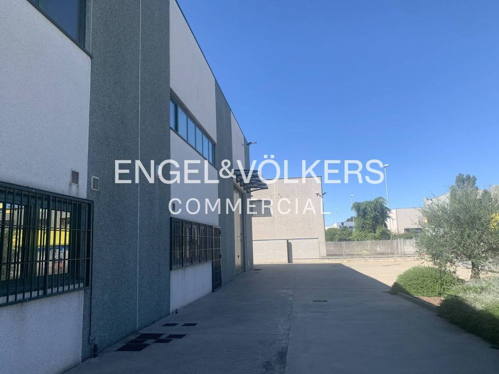 locale commerciale in vendita a San Zenone al Lambro