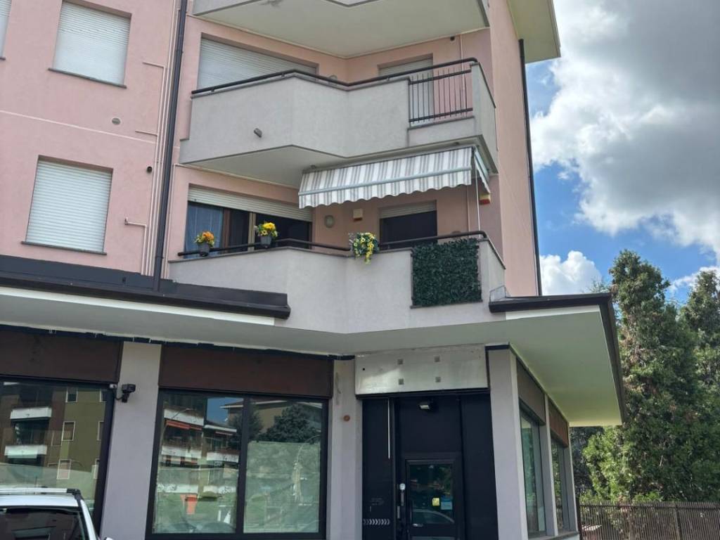 negozio in vendita a Sedriano