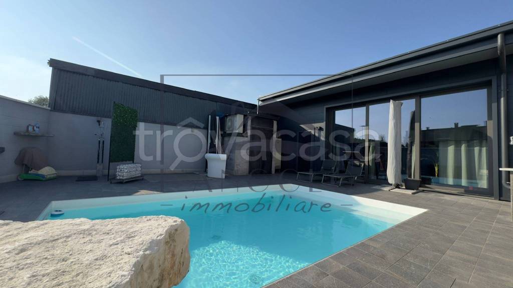 casa indipendente in vendita a Sedriano in zona Roveda