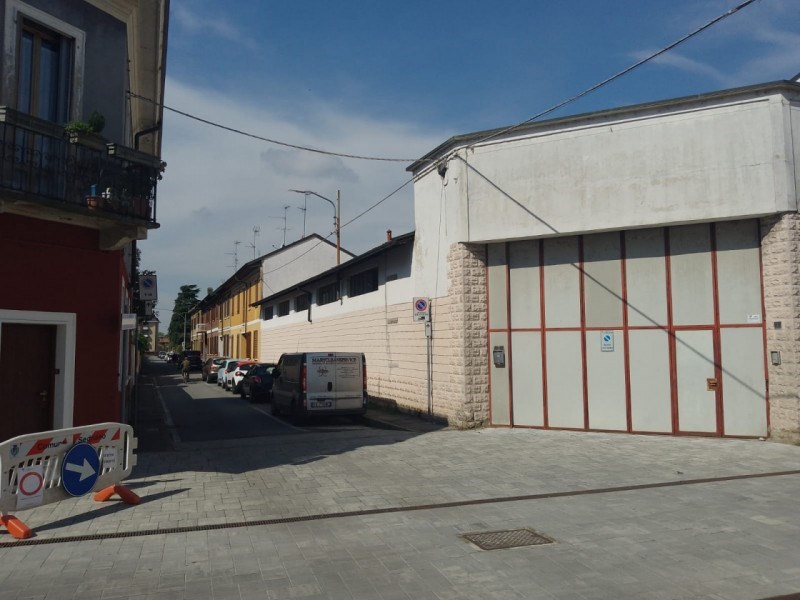 locale commerciale in vendita a Sedriano in zona Roveda