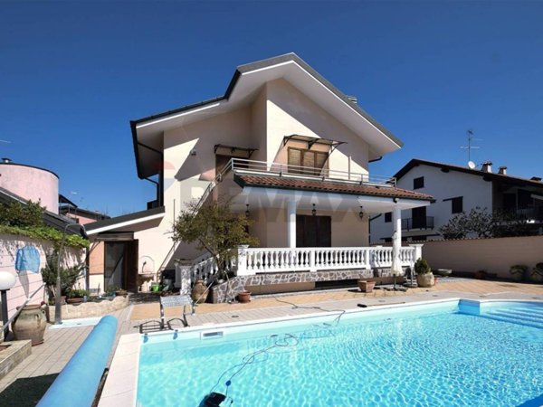 casa indipendente in vendita a Sedriano in zona Roveda