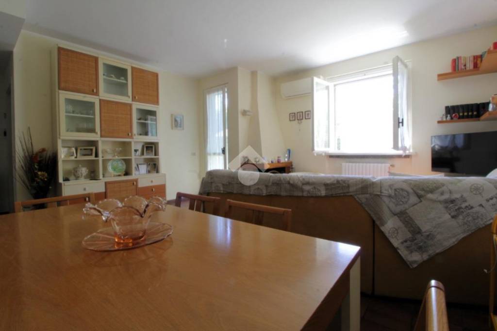 casa indipendente in vendita a Sedriano in zona Roveda