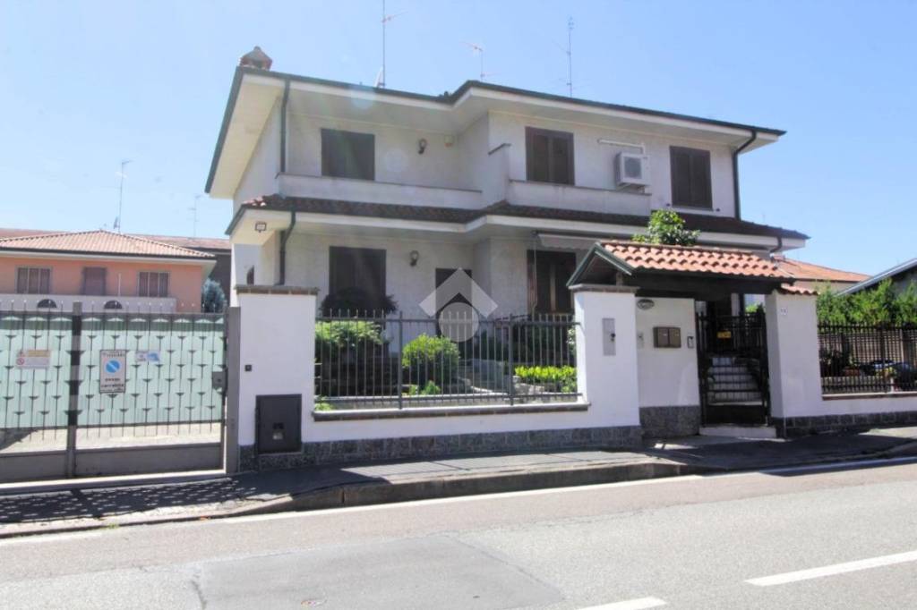 casa indipendente in vendita a Sedriano in zona Roveda
