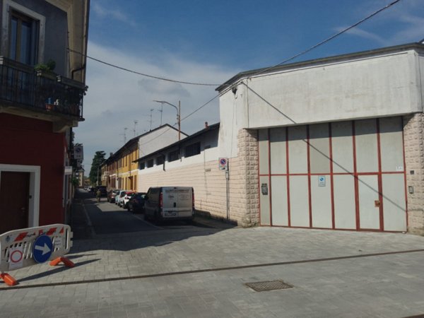 locale di sgombero in vendita a Sedriano in zona Roveda