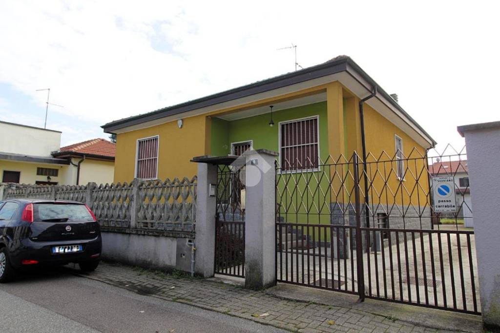 casa indipendente in vendita a Sedriano in zona Roveda