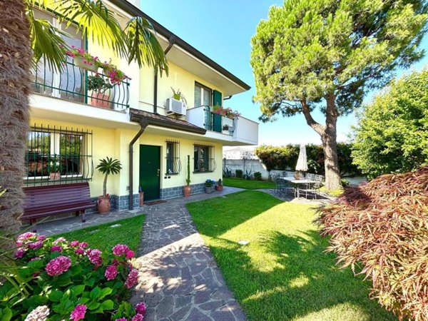 casa indipendente in vendita a Sedriano in zona Roveda