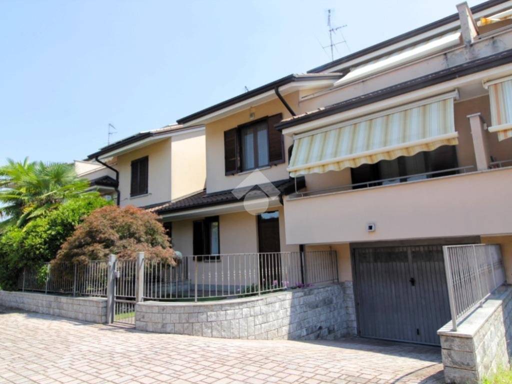 casa indipendente in vendita a Sedriano in zona Roveda