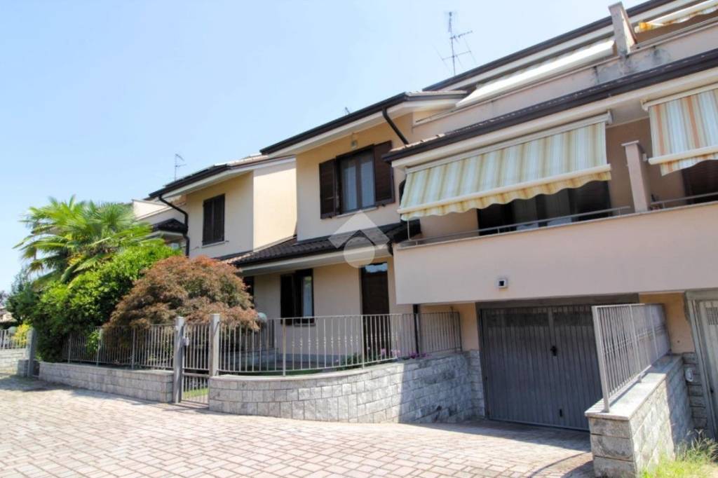 casa indipendente in vendita a Sedriano in zona Roveda