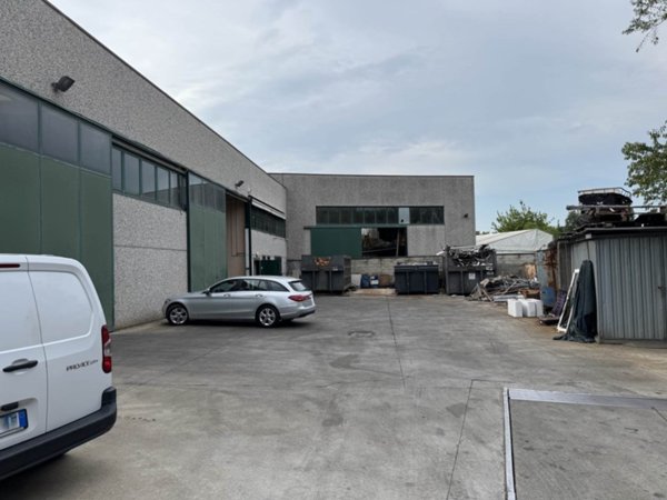 locale commerciale in vendita a Sedriano in zona Roveda