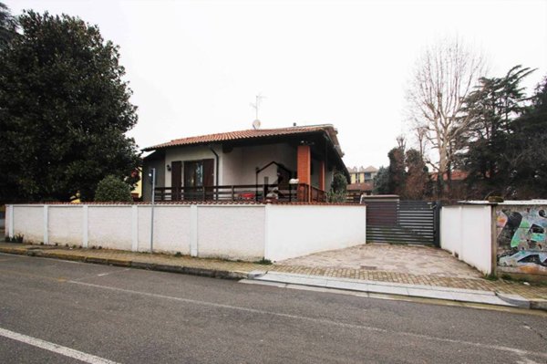 casa indipendente in vendita a Sedriano in zona Roveda