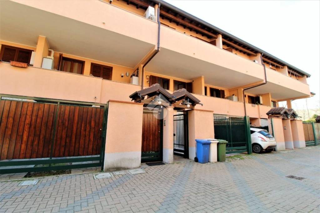 casa indipendente in vendita a Sedriano in zona Roveda