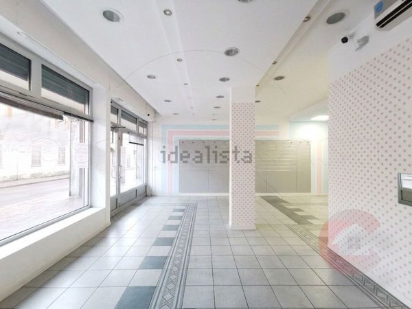 negozio in vendita a Sedriano in zona Roveda
