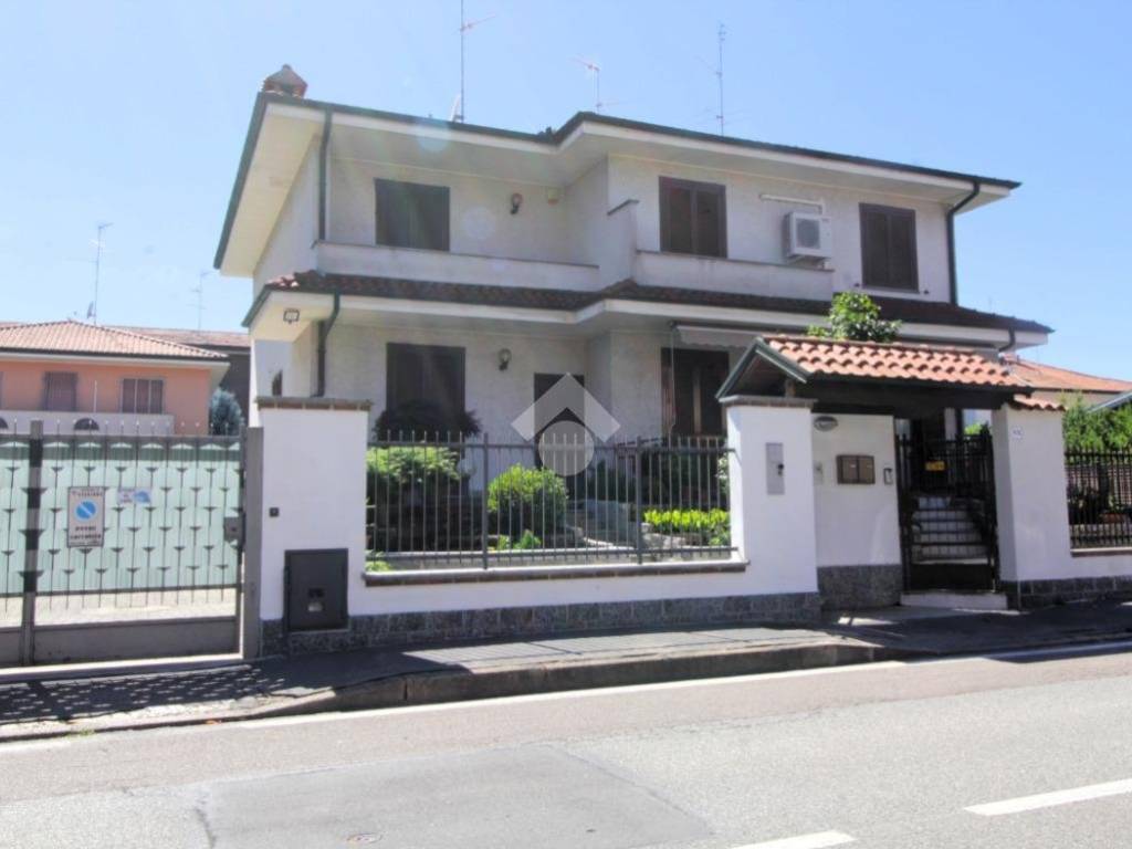 casa indipendente in vendita a Sedriano in zona Roveda