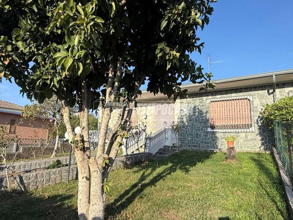 casa indipendente in vendita a Sedriano in zona Roveda