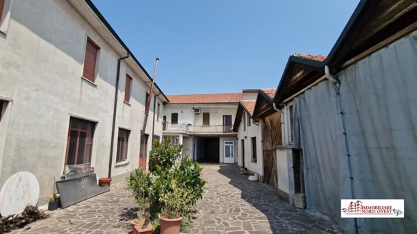 casa indipendente in vendita a Sedriano in zona Roveda