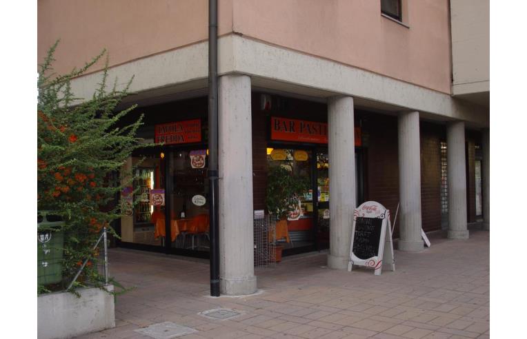 negozio in vendita a Segrate in zona Redecesio