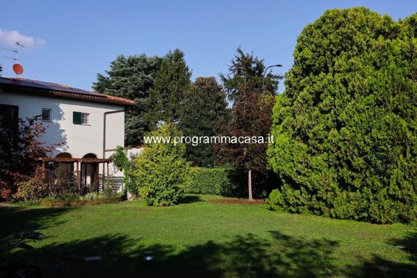 casa indipendente in vendita a Segrate