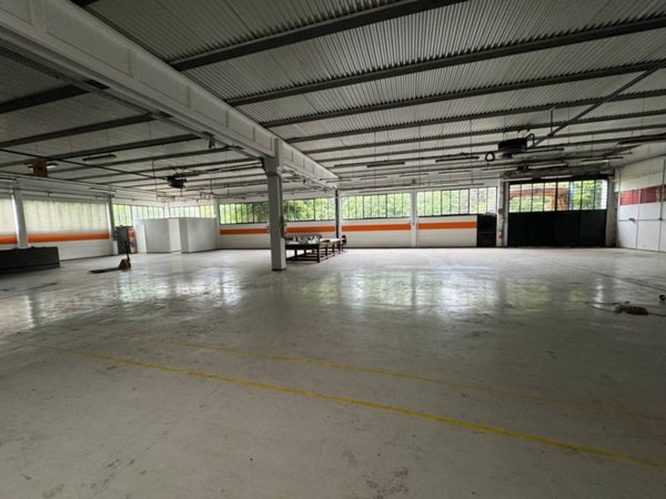 locale commerciale in vendita a Segrate