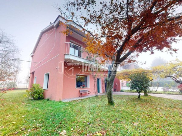 casa indipendente in vendita a Segrate in zona Milano 2