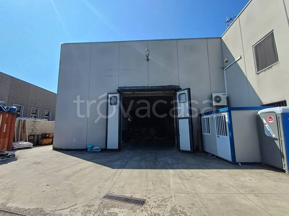 locale commerciale in vendita a Segrate
