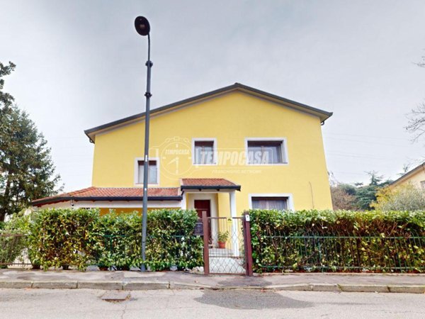 casa indipendente in vendita a Segrate in zona Novegro