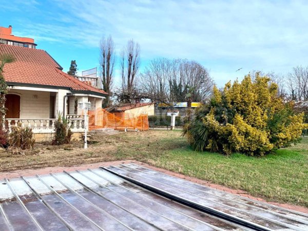 casa indipendente in vendita a Segrate in zona Novegro