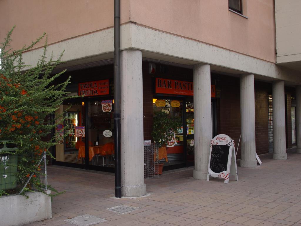 negozio in vendita a Segrate in zona Redecesio
