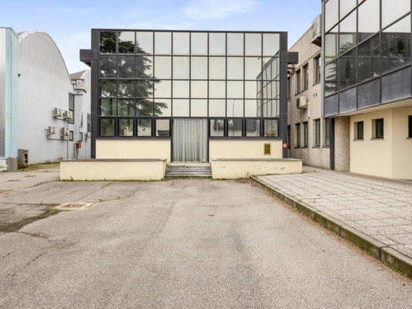 locale commerciale in vendita a Segrate