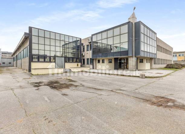 locale commerciale in vendita a Segrate