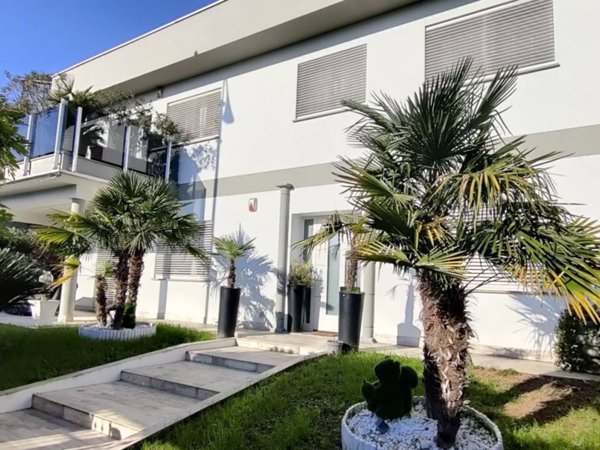 casa indipendente in vendita a Segrate