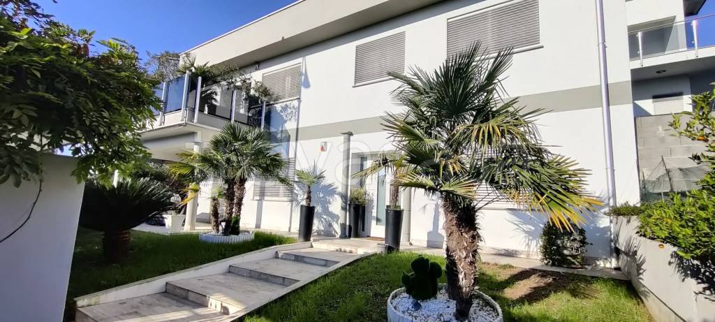 casa indipendente in vendita a Segrate