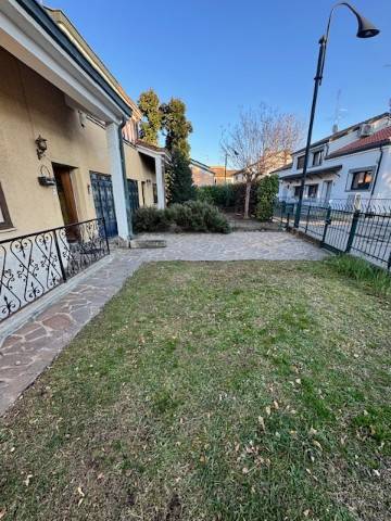 casa indipendente in vendita a Segrate