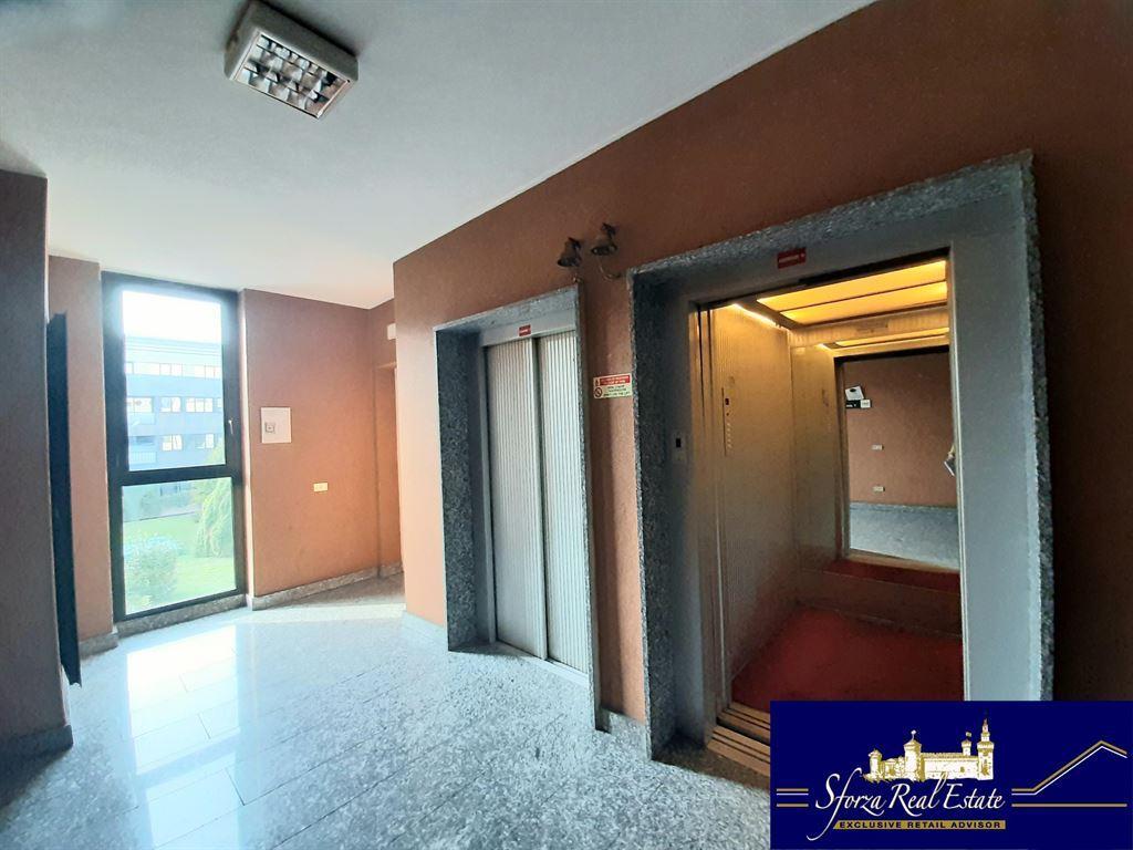 locale commerciale in vendita a Segrate